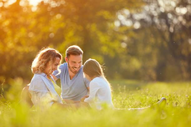 padres de niña en parque verde - family nature healthy lifestyle happiness fotografías e imágenes de stock