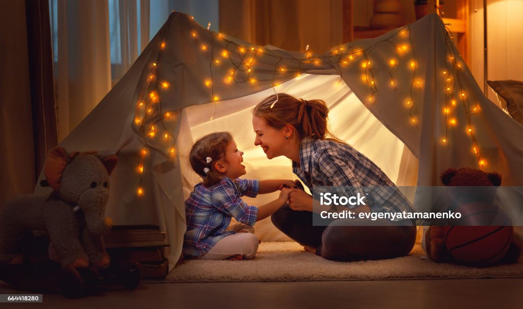 heureuse mère et fille jouant à domicile sous tente - Photo de Famille libre de droits
