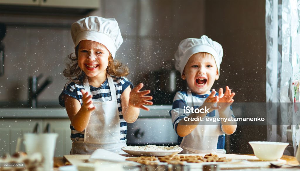 Feliz familia funny kids hornear galletas en la cocina - Foto de stock de Niño libre de derechos