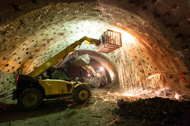 máquinas de construção que trabalham na construção do túnel - industry dirty gear equipment - fotografias e filmes do acervo