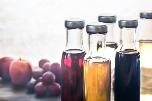 식초의 종류와 병 - food balsamic vinegar vinegar bottle 뉴스 사진 이미지