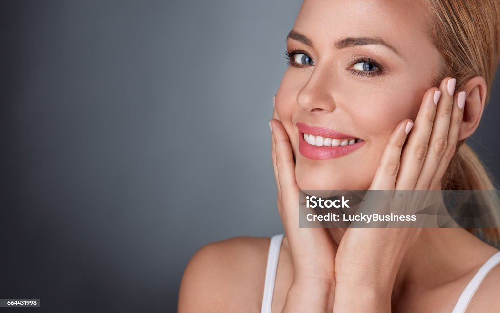 Mujer sonriente disfrutando en su piel sana - Foto de stock de Belleza libre de derechos