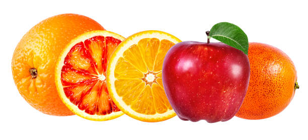mela e frutti d'arancia isolati su bianco - comparison apple orange isolated foto e immagini stock