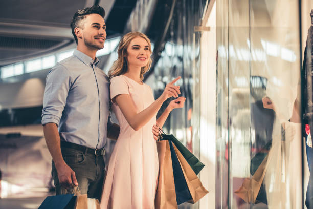 casal fazendo compras - sale relationships loving indoors - fotografias e filmes do acervo