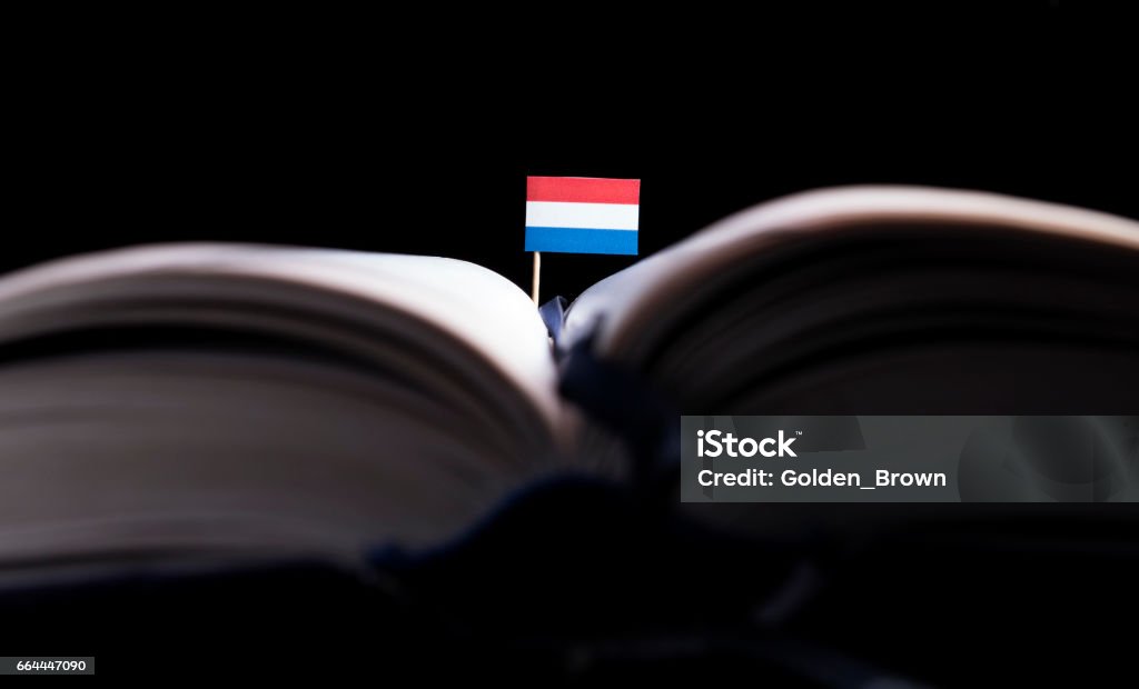 Nederlandse vlag in het midden van het boek. Kennis en onderwijs concept. - Royalty-free Nederland Stockfoto