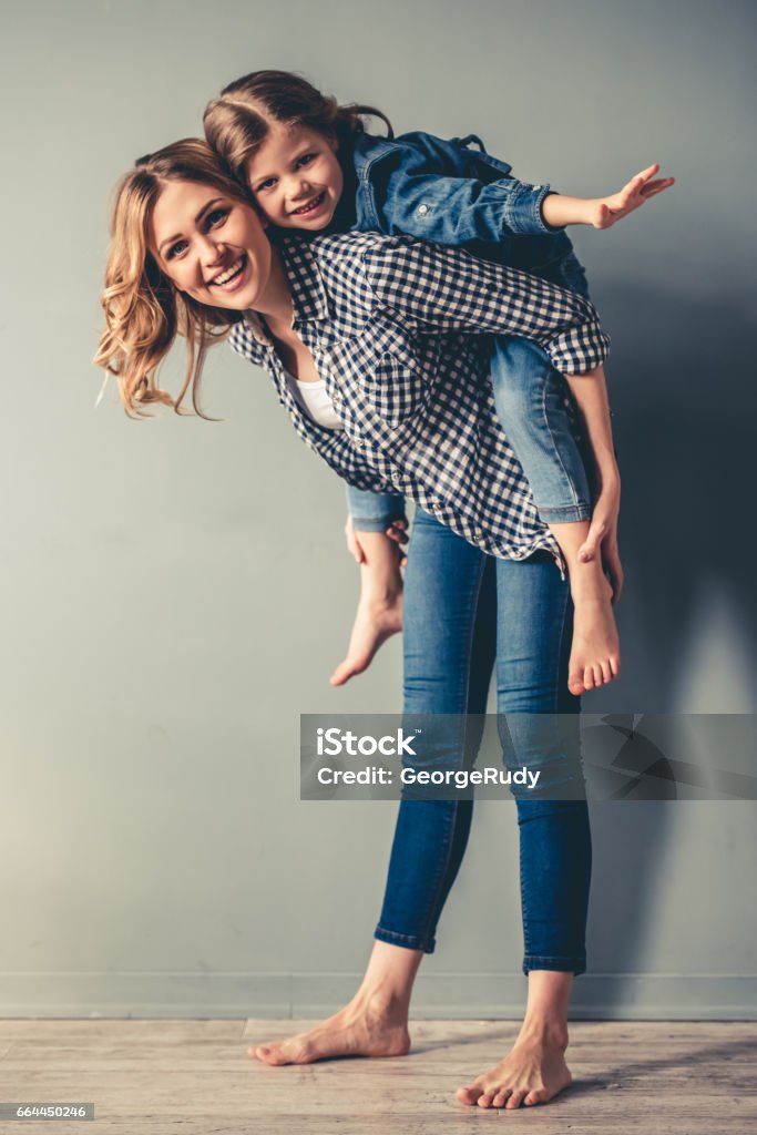 Madre e hija  - Foto de stock de Madre libre de derechos