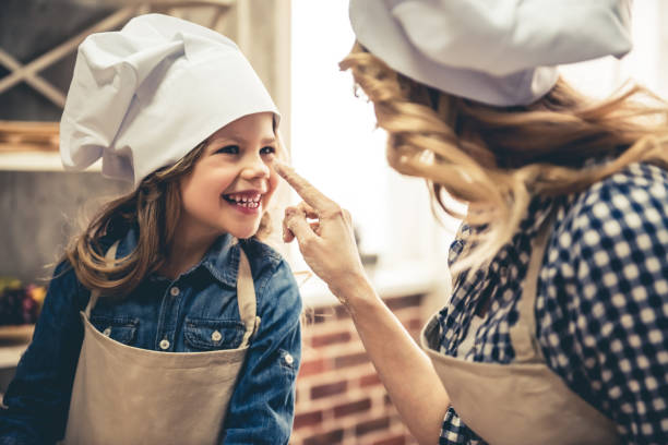 mom and daughter baking - chef cookie dishware domestic kitchen imagens e fotografias de stock