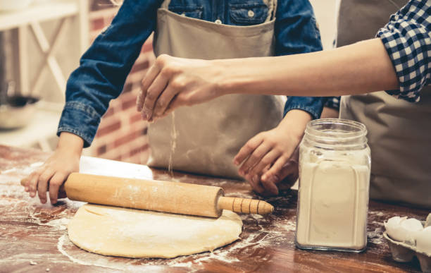 mom and daughter baking - chef cookie dishware domestic kitchen imagens e fotografias de stock