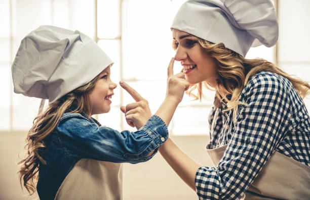 mom and daughter baking - chef cookie dishware domestic kitchen imagens e fotografias de stock