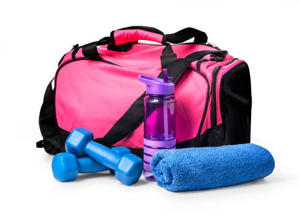 sac de sport avec des équipements sportifs - gym bag photos et images de collection