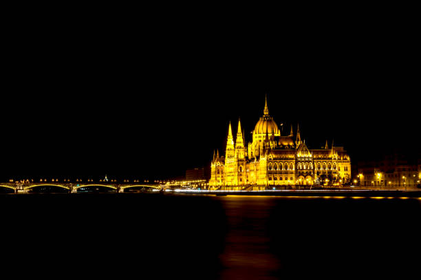bâtiment du parlement hongrois et pont de nuit - budapest parliament building chain bridge night photos et images de collection