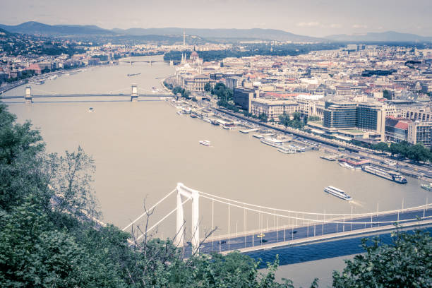 view overlooking budapest from gellert hill - danube river chain bridge budapest hungary imagens e fotografias de stock