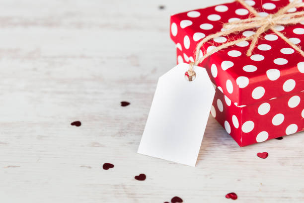 nahaufnahme von roten gepunkteten geschenk-box. leere hinweis. - holiday paper spotted close up stock-fotos und bilder