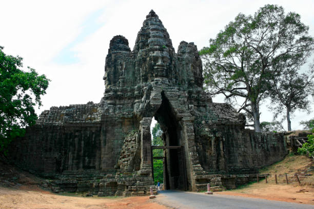 porta sud di angkor thom - angkortom foto e immagini stock