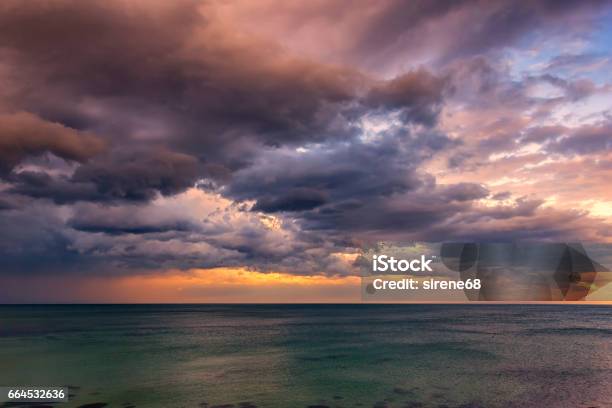 Tramonto Emozionante - Fotografie stock e altre immagini di Cielo minaccioso - Cielo minaccioso, Tempesta, Mare