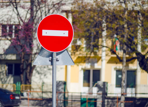 sinal proibido - one way stop stop sign street - fotografias e filmes do acervo