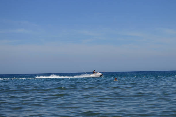 jetski na morzu, w kusadasi, aydin, turcja - wake jet boat water water sport zdjęcia i obrazy z banku zdjęć