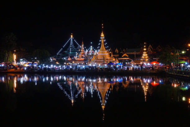 wat jong klang a maehongson in thailandia - beleive foto e immagini stock