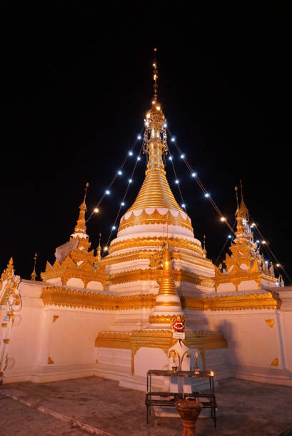 wat jong klang di notte nel maehongson in thailandia - beleive foto e immagini stock