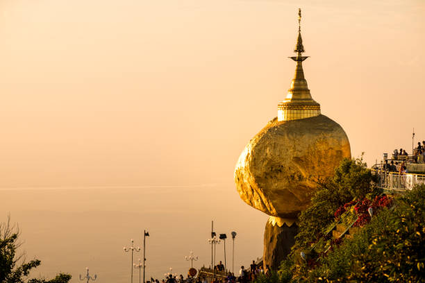 ゴールドのロック塔 - gold pagoda temple myanmar ストックフォトと画像