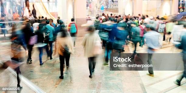 Foto de Hora Do Rush e mais fotos de stock de Shopping center - Shopping center, Comércio - Consumismo, Fazer Compras