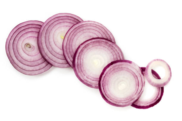 red onion slices isolated top view - spanish onion fotos imagens e fotografias de stock