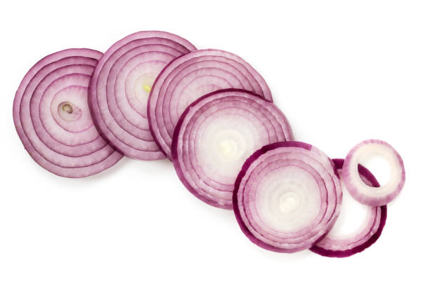 красный лук ломтики изолированных верхний вид - spanish onion стоковые фото и изображения