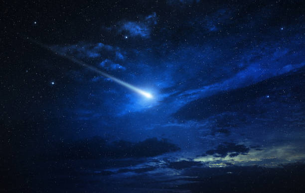 푸른 밤하늘에 반짝반짝 빛나는 혜성 - asteroid stock illustrations