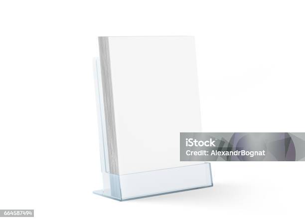 Blanco Flyer Maqueta De Vidrio Transparente De Plástico Con Soporte De Aislamiento Foto de stock y más banco de imágenes de Panfleto - Documento