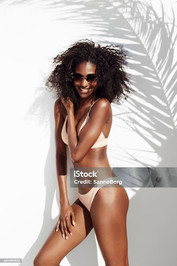 Babe bikini au soleil - Photo de Bikini libre de droits