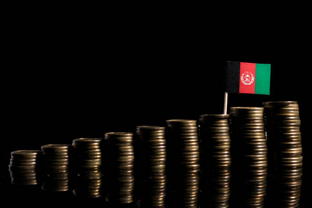 afghani-flagge mit menge von münzen auf schwarzem hintergrund isoliert - support horizontal war afghanistan stock-fotos und bilder