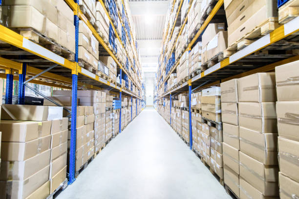 большой современный склад - warehouse distribution warehouse crate box стоковые фото и изображения