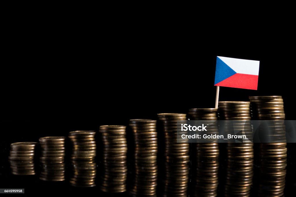 Checa bandera con gran cantidad de monedas aisladas sobre fondo negro - Foto de stock de Accesorio financiero libre de derechos