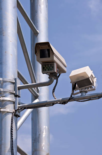 kameraüberwachung der verkehr auf der straße hautnah - vertical security camera security system security stock-fotos und bilder