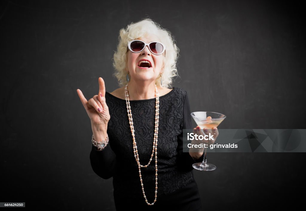 Enfriar la abuela con gafas de sol y beber en la mano - Foto de stock de Humor libre de derechos