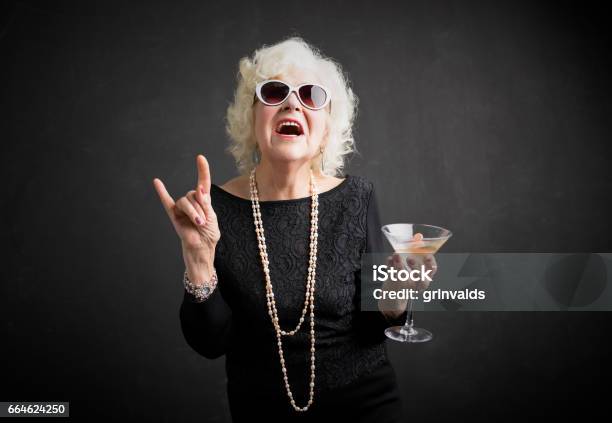 Photo libre de droit de Cool La Grandmère Avec Lunettes De Soleil Et Boire Dans La Main banque d'images et plus d'images libres de droit de Humour