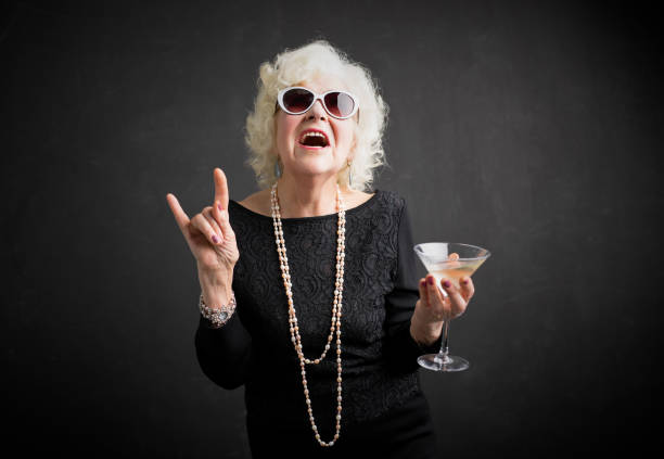 超酷墨鏡的祖母和喝在手 - 祖母 圖片 個照片及圖片檔