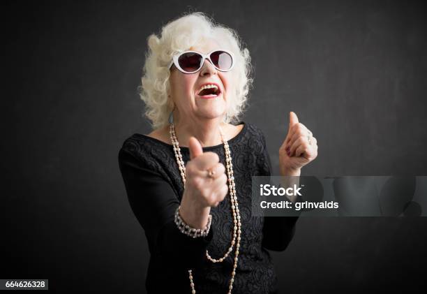 Abuela Cool Con Su Pulgar Arriba Foto de stock y más banco de imágenes de Abuela - Abuela, Humor, Tercera edad