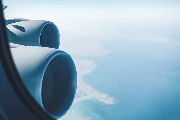 旅客機のジェット エンジンや海岸の風景 - 窓側の座席 ストックフォトと画像
