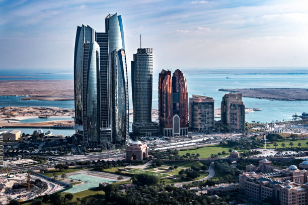 grattacieli di abu dhabi - emirates palace hotel foto e immagini stock