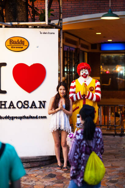 femmes de touristes chinois prenait des photos dans khao san road - bangkok mcdonalds fast food restaurant asia photos et images de collection
