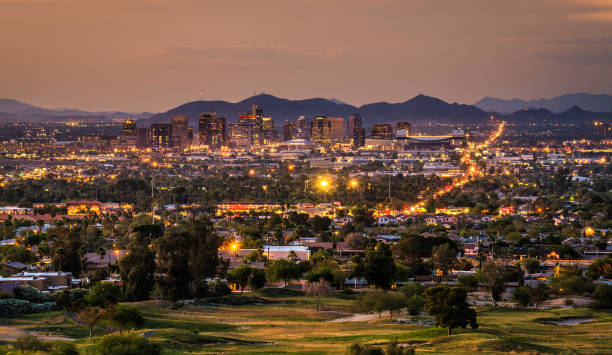 夕暮れ時のアリゾナ州フェニックスのスカイライン - phoenix arizona city road ストックフォトと画像