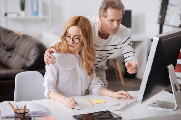 patron flirt hugging jeune secrétaire au bureau - inappropriate photos et images de collection