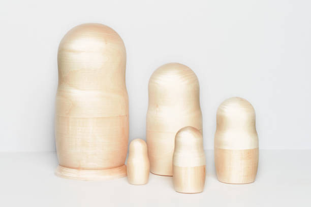 conjunto de madera sin pintar familia de muñecas rusas en fondo blanco aislado. - russian nesting doll russia doll matrioska fotografías e imágenes de stock