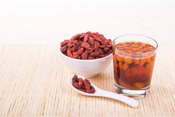 goji berries or wolfberry tea remedy to improve eyesight - berry wolfberry berry fruit chinese medicine imagens e fotografias de stock