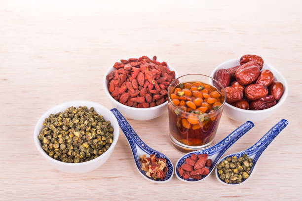 goji wolfberry, chryzjatema, red dates tea remedy w celu poprawy wzroku - wolfberry berry chinese medicine berry fruit zdjęcia i obrazy z banku zdjęć