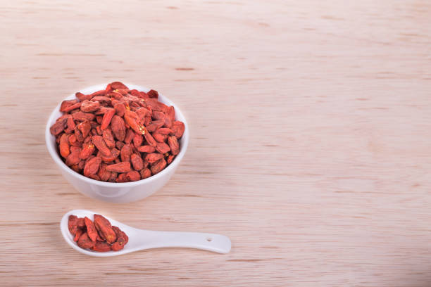 jagody goji lub wolfberry tradycyjny azjatycki środek do poprawy wzroku - wolfberry berry chinese medicine berry fruit zdjęcia i obrazy z banku zdjęć