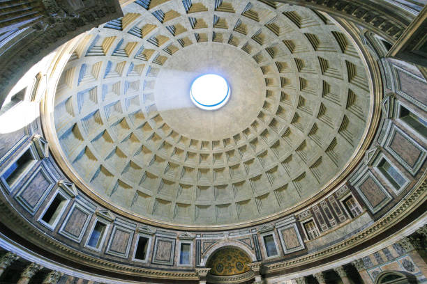 panteão dome interior com feixe de luz, roma, itália. - ancient rome pantheon rome church dome - fotografias e filmes do acervo