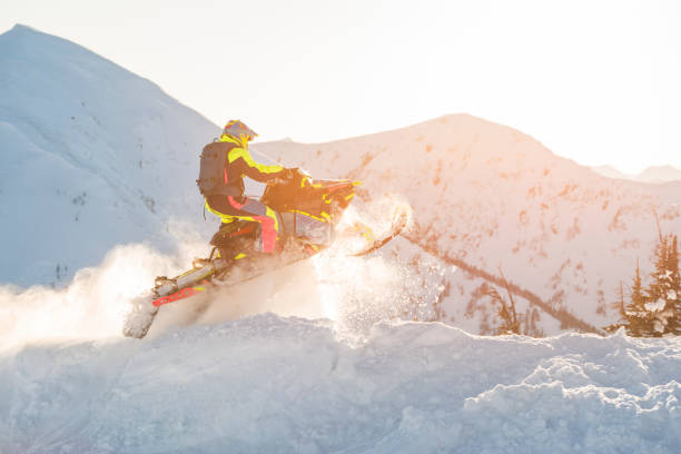 motoneige extrême au sommet de la montagne. - snow jumping snowmobiling sled photos et images de collection