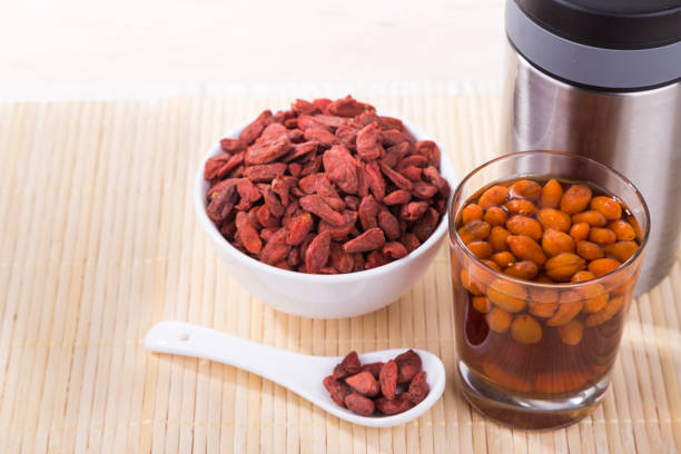 goji berries or wolfberry tea remedy to improve eyesight - berry wolfberry berry fruit chinese medicine imagens e fotografias de stock